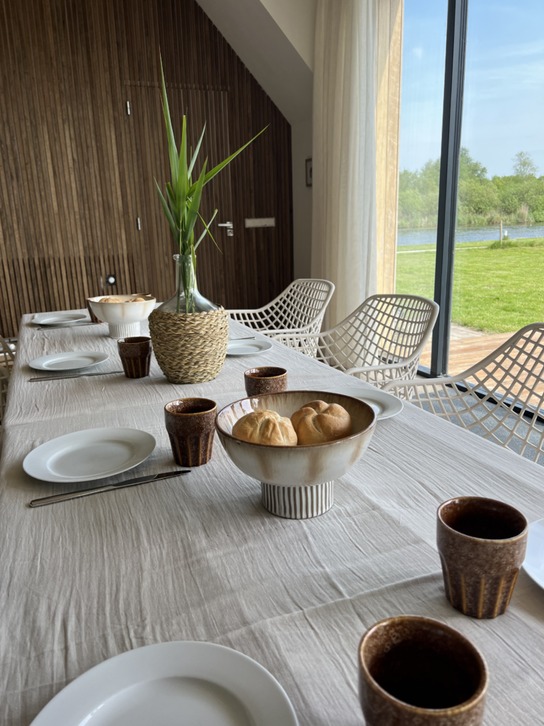 Over De Weeribberhof. Tafel met lekkere broodjes. Liefde voor gastvrijheid