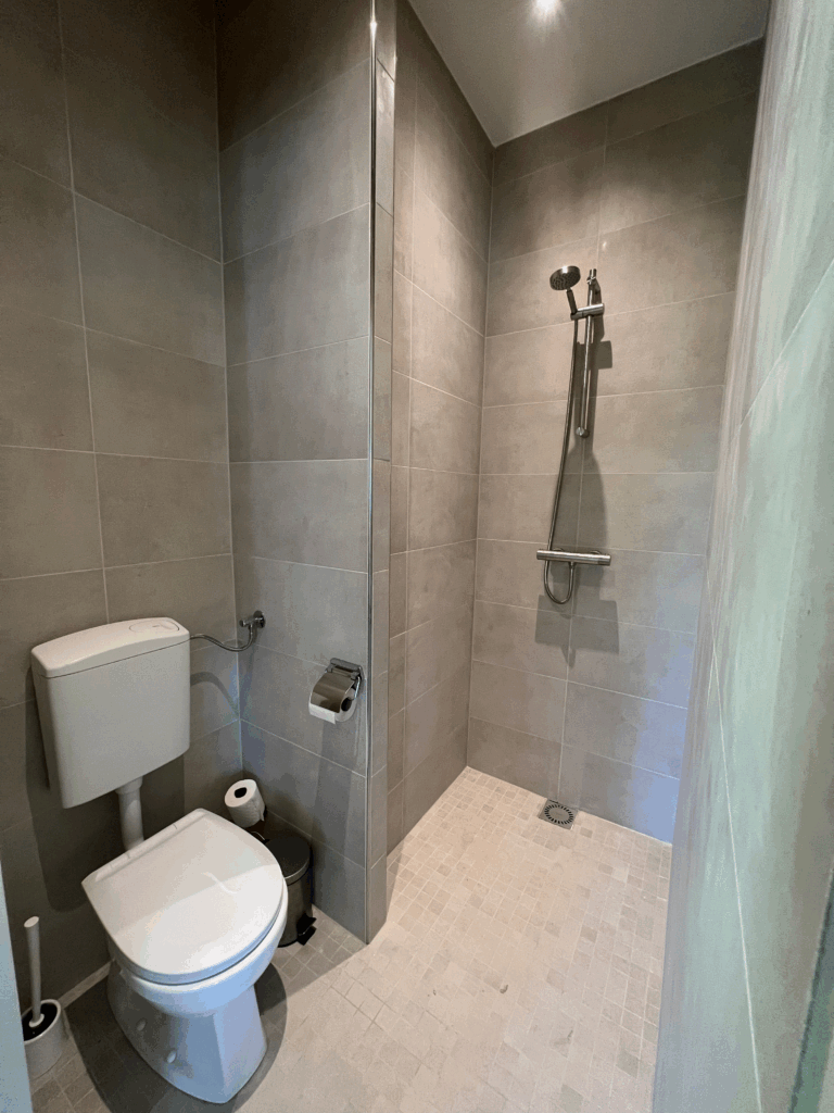 Slaapkamers in De Weerribberhof. Foto van de eigen badkamer. Alle slaapkamers hebben hun eigen badkamer.