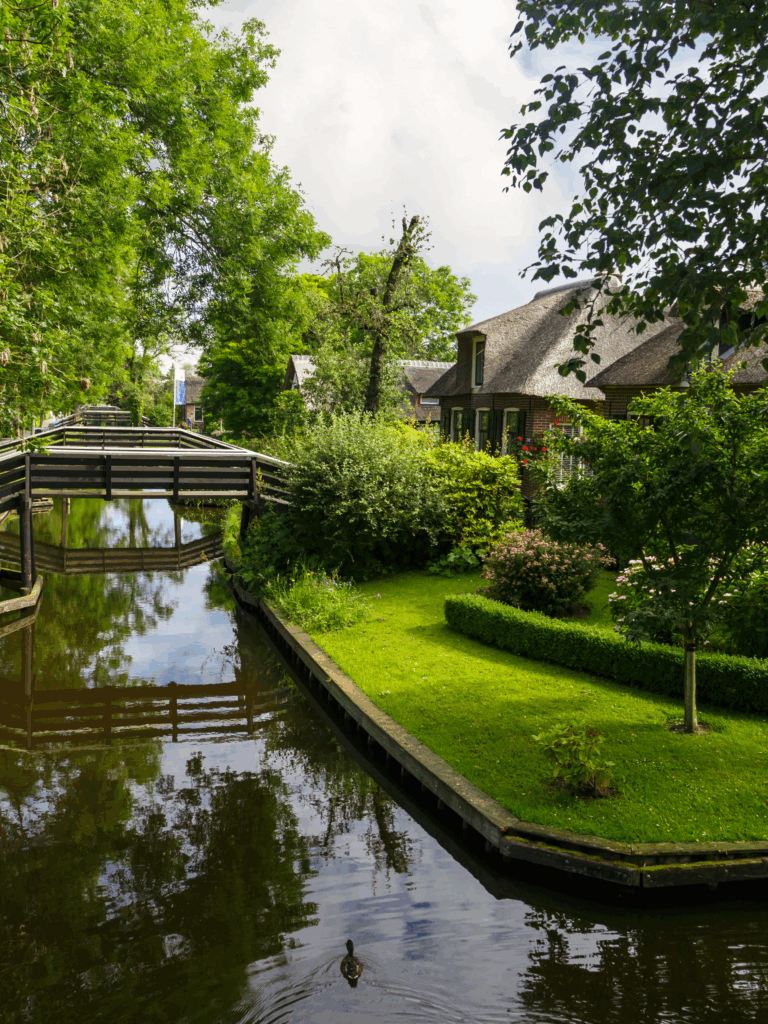 Omgeving & activiteiten - De Weerribberhof. De waterwegen in Giethoorn, wat dichtbij De Weerribberhof ligt.