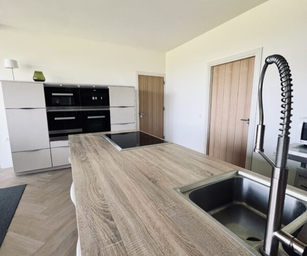 De keuken en gezamenlijke ruimte in het vakantiehuis